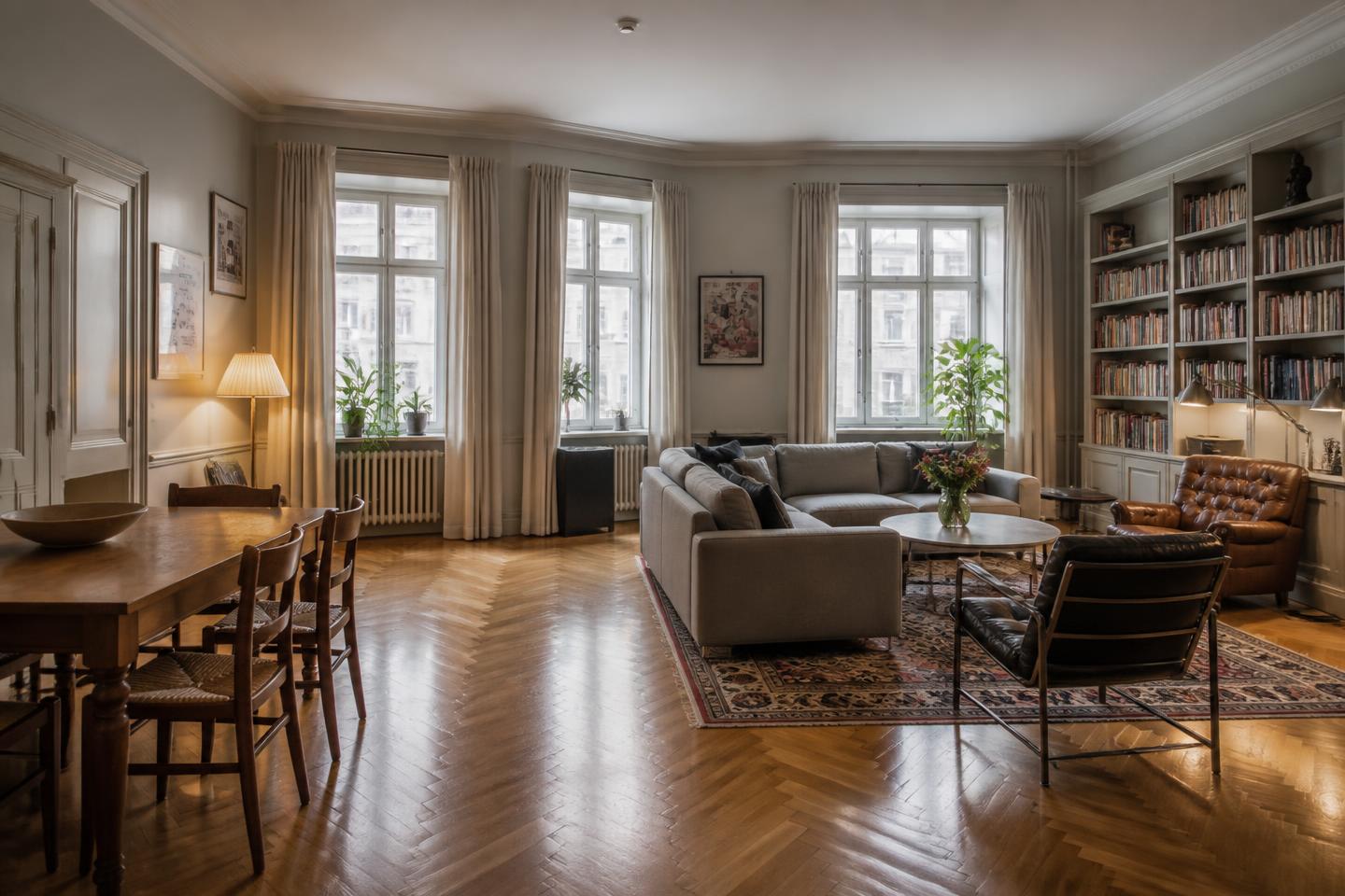 Grosser Wohnraum einer Altbauwohnung – vor der Räumung